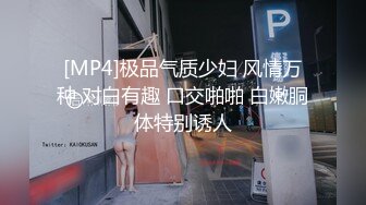 [MP4/ 1.61G] 漂亮黑丝人妻 三洞全插舒服吗 舒服 叫骚一点 好像出血了 极品大奶老婆被两个单男双洞同插