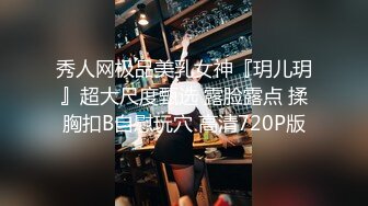 炸鸡店老板娘在店里偷偷播，听狼友指挥跑到厨房漏出骚奶子揉捏好刺激，脱了裤子掰开骚逼给狼友看精彩刺激1