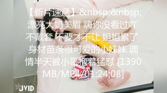 风景区女厕全景偷拍多位美女少妇前来献B (2)