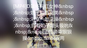 极品绿帽男邀请单男到家里来3P自己老婆，前后夹击，骚母狗爽的欲仙欲死